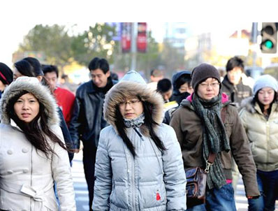 禾孚泰服饰提醒您：添衣、围巾、帽子应对寒潮