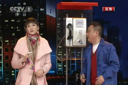 李小冉兔年春晚小品电话亭照片-外贸围巾厂家